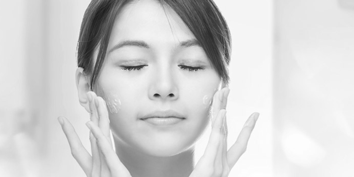 Asian woman washing face - L'Oreal case study | Atradius